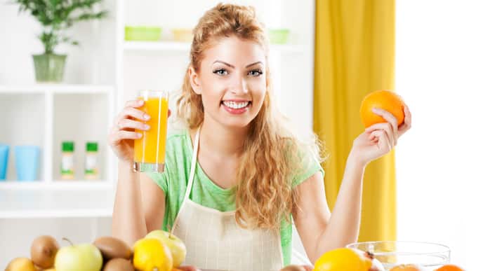 chica tomando jugo de naranja