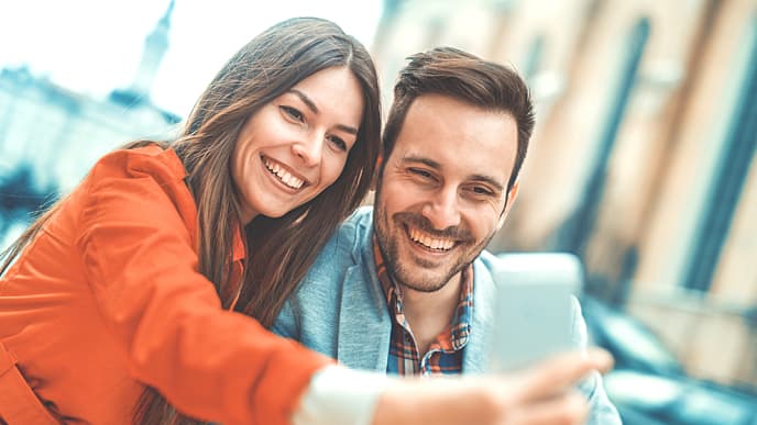pareja felíz y sonriente sacandose una foto