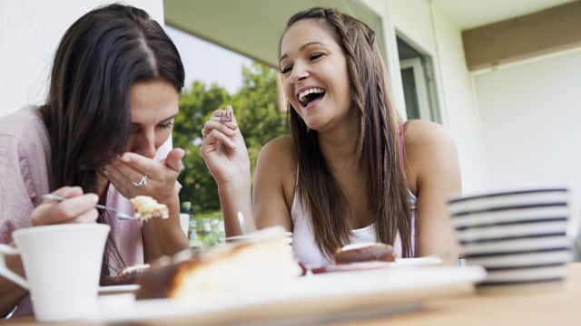 Amigas riendo