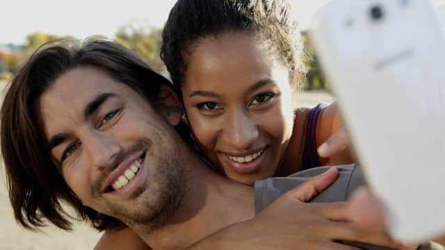 Pareja felíz sacandose una foto abrazados