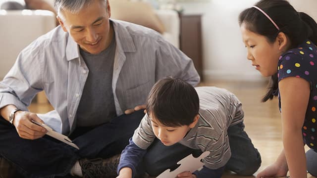 Familia felíz jugando