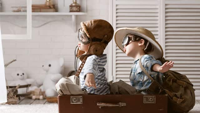 niños jugando en avion imaginario