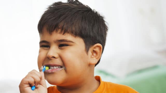 Niño cepillandose los dientes