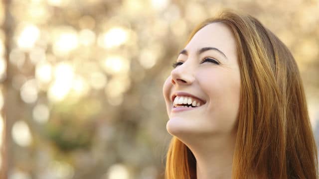 Mujer felíz sonriendo
