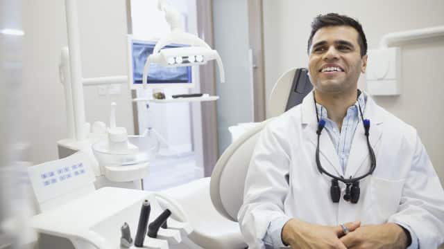 dentista en consultorio