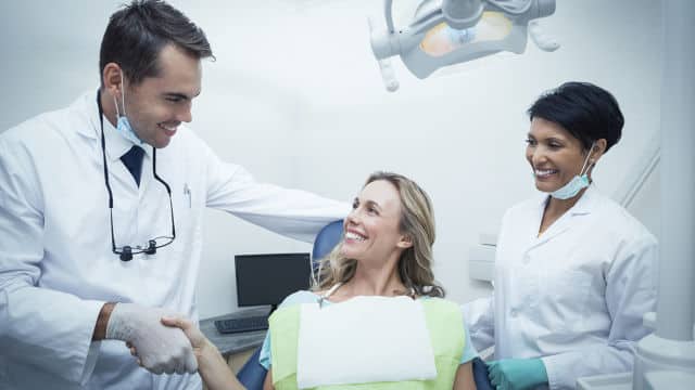 mujer en el dentista