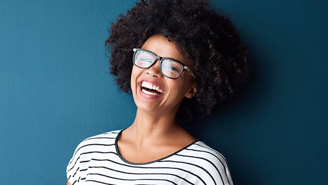 Mujer joven con blanqueamiento dental sonriendo