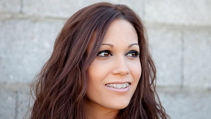 Mujer con brackets