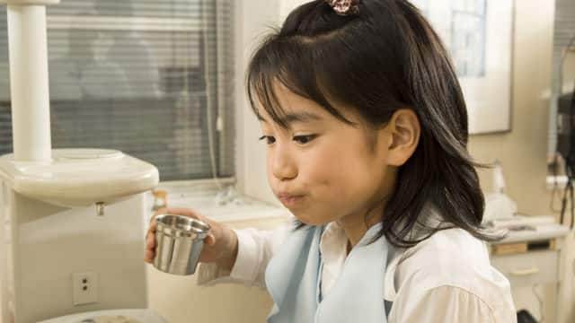 niña haciendo un buche