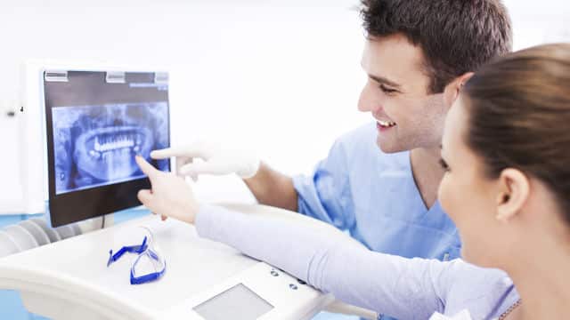 pareja mirando una radiografía