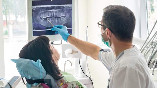 Odontologo explicando