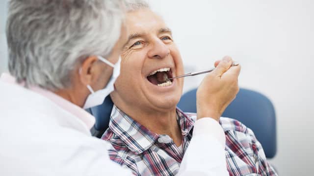 Dentista especializado revisando a su paciente