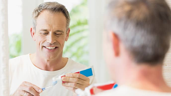Hombre cepillandose los dientes