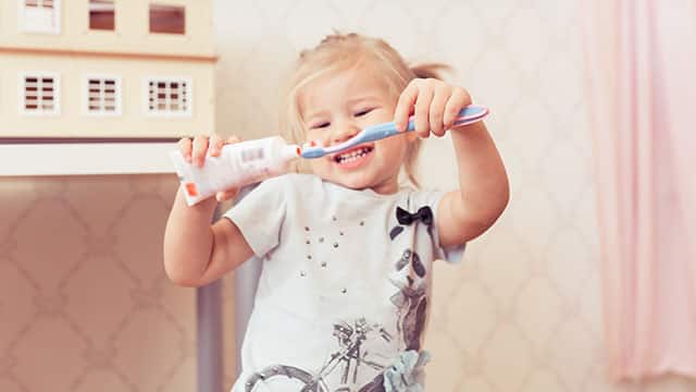 Niña cepillandose