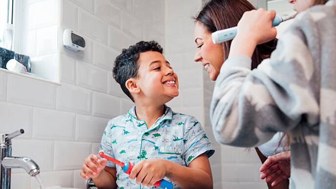 Niño cepillando sus dientes