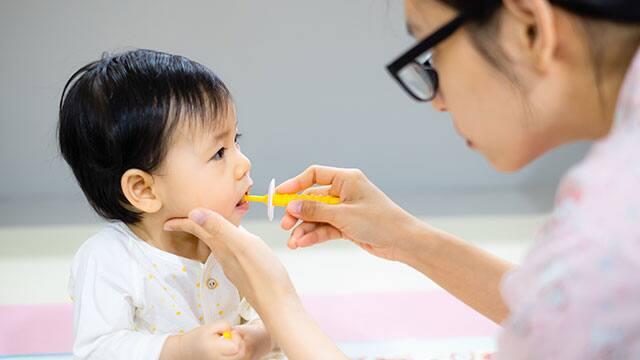การแปรงฟันขั้นพื้นฐานสำหรับเด็ก และยาสีฟันประเภทไหนที่เหมาะสำหรับลูกน้อยของคุณ