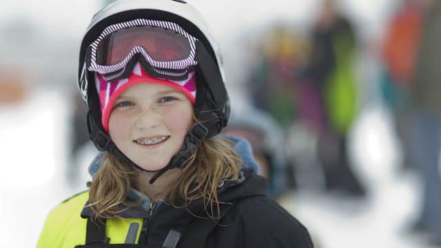 Niña sonriendo en pista de Ski