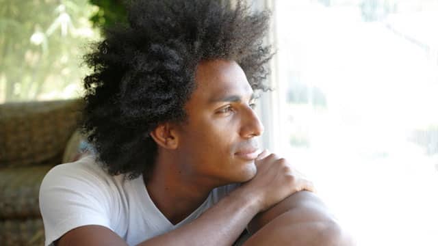 Joven mirando por la ventana