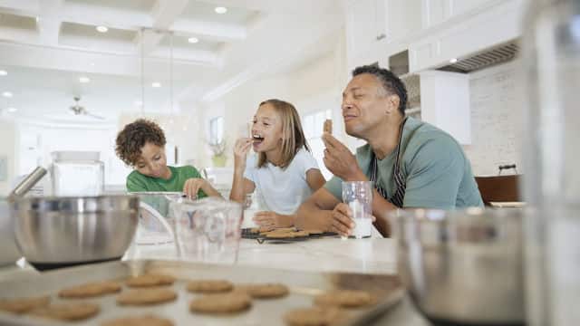 Familia disfrutando de galletas