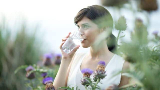 Mujer bebiendo agua