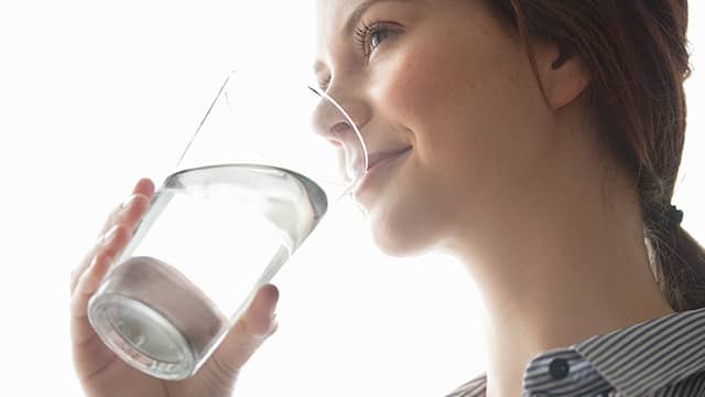 Mujer bebiendo agua