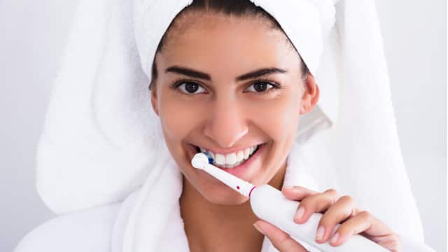 Sonic Electric Toothbrush How To Choose And Use Colgate 
