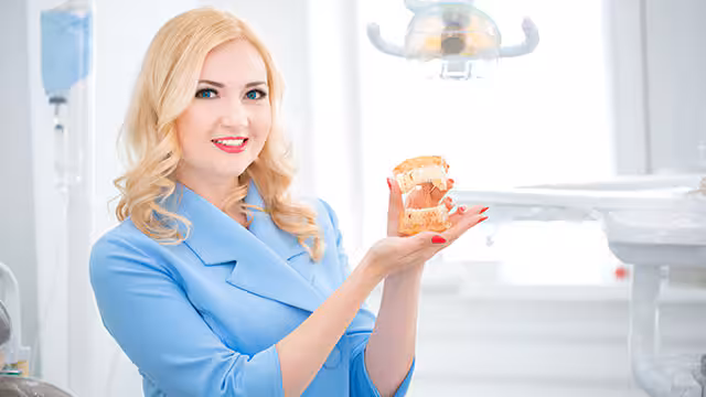 Dentista mostrando dientes con caries