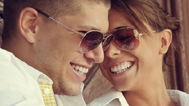 Pareja sonriendo con dientes blancos