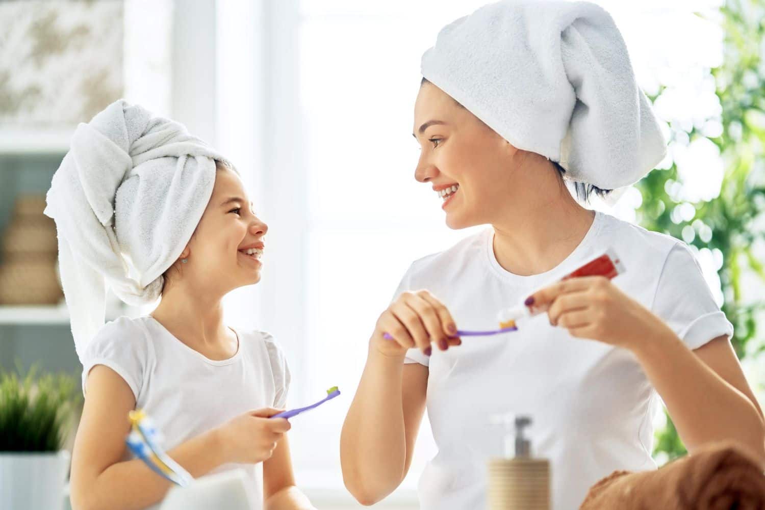 คุณแม่และลูกสาวกำลังแปรงฟัน