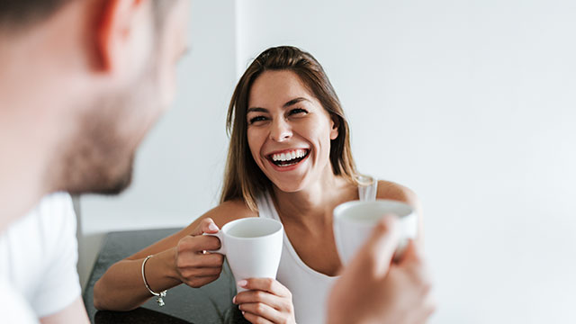 Una pareja disfrutando de una taza de café