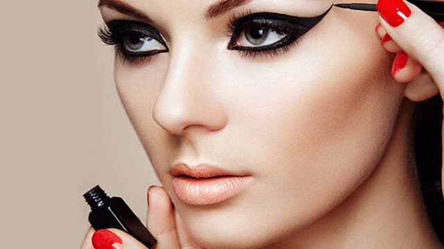 Rostro de mujer con delineado perfecto