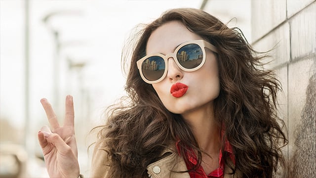 Mujer con gafas y labios rojos perfectos