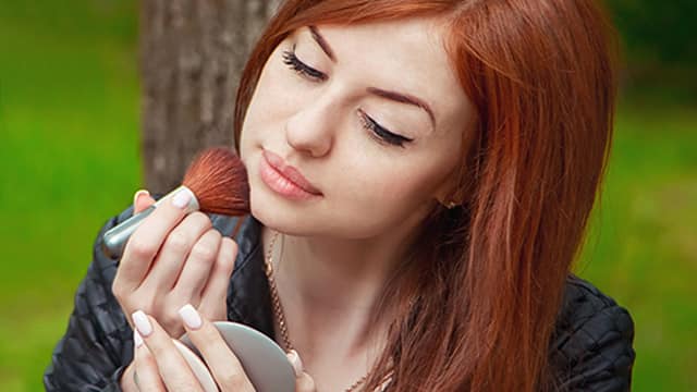 Mujer maquillandose para su día a día