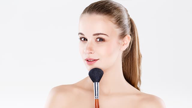 Mujer con belleza natural maquillandose